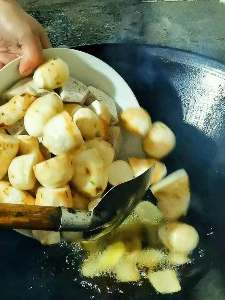 焖烧毛芋济一餐,小村生活的平淡