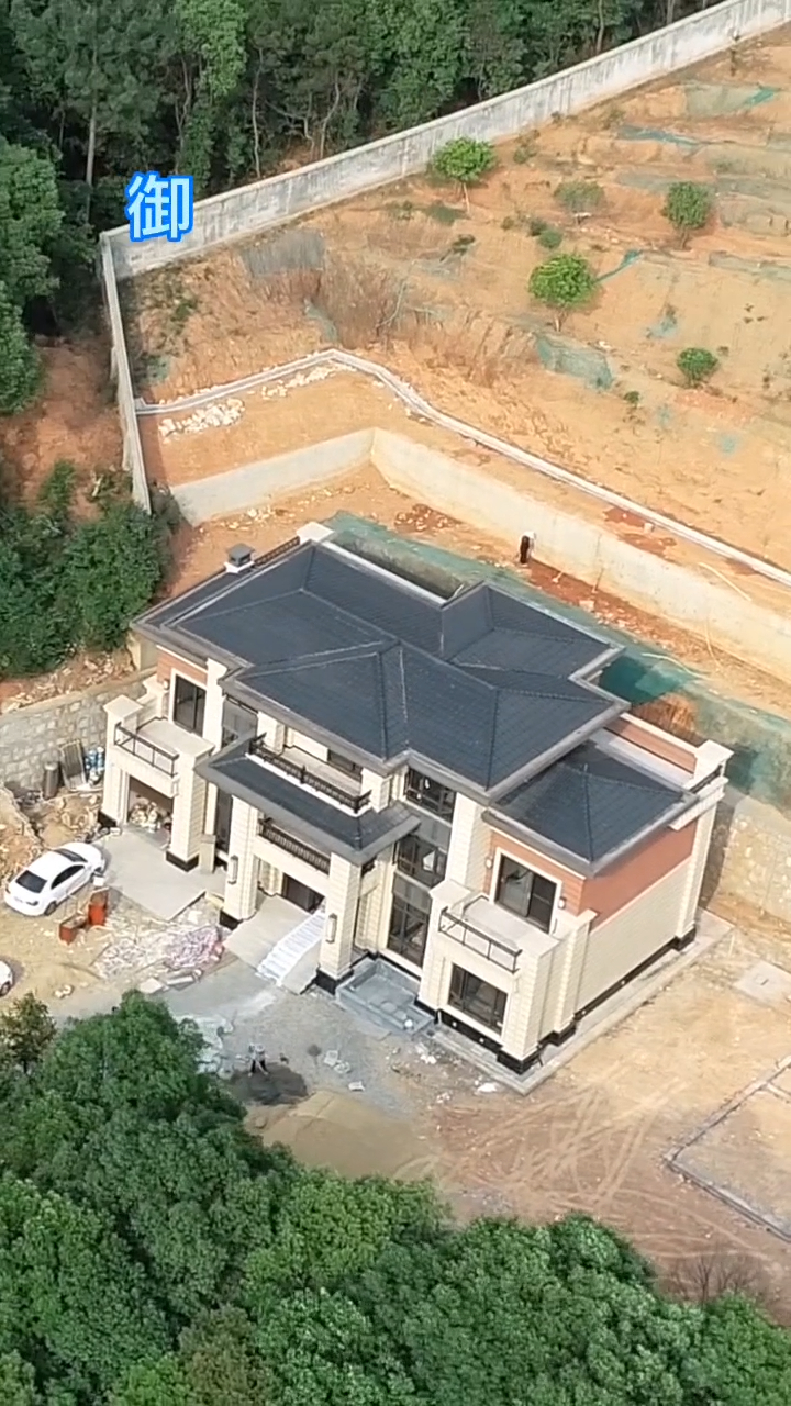 实拍湖南农村两层半别墅:兄弟共建,独栋气派大宅,12室4厅带健身房和车库