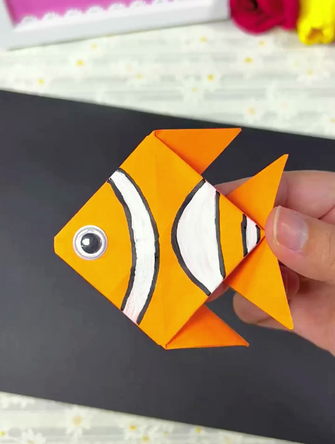 用正方形折纸折一个小丑鱼,小宝贝一定很喜欢!