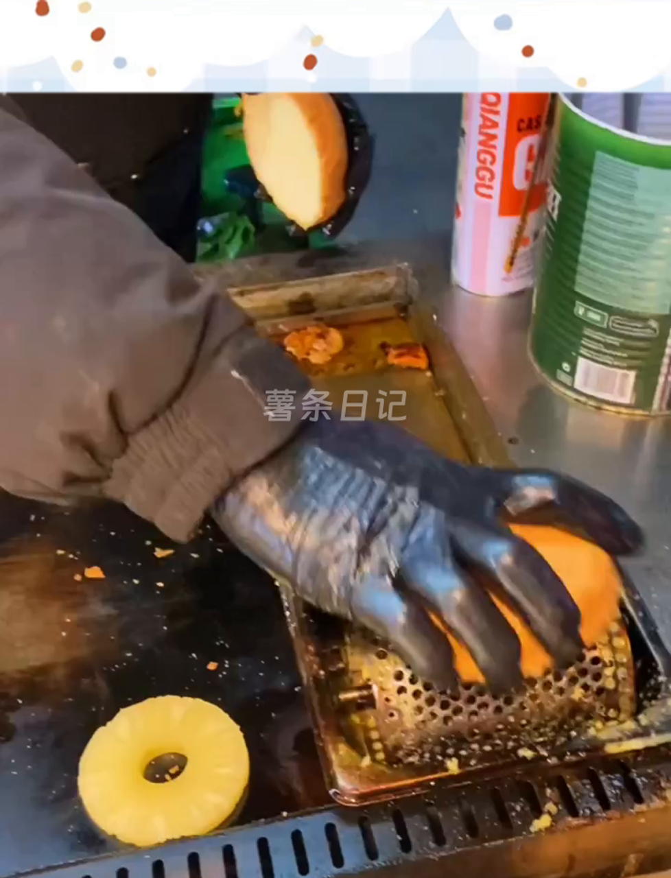 街头汉堡比店里的好吃太多了,这个是芝士双层鸡腿堡,下次来个牛肉的