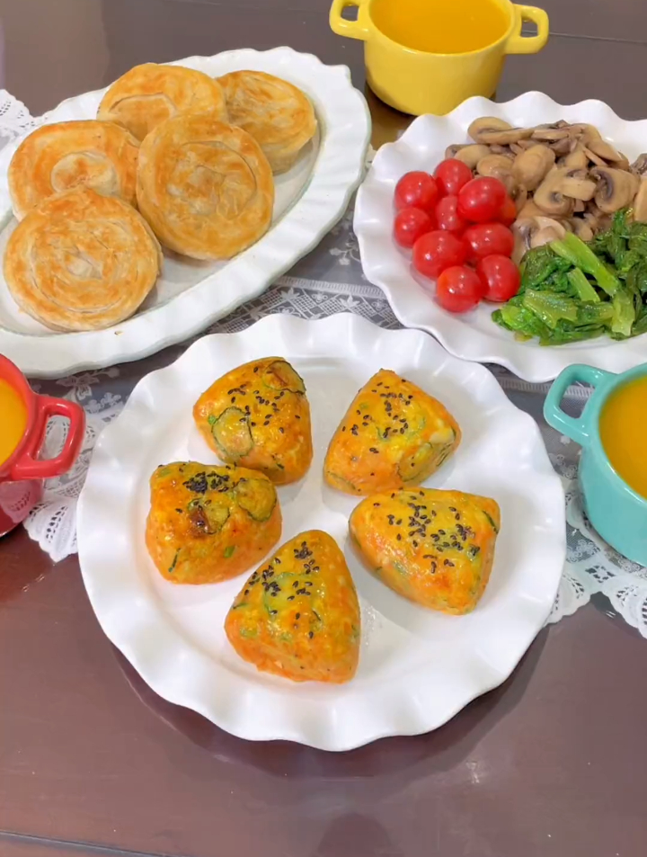 今天用手抓饼做了皮酥肉嫩的牛肉馅饼、还有好吃的土豆沙拉饭团