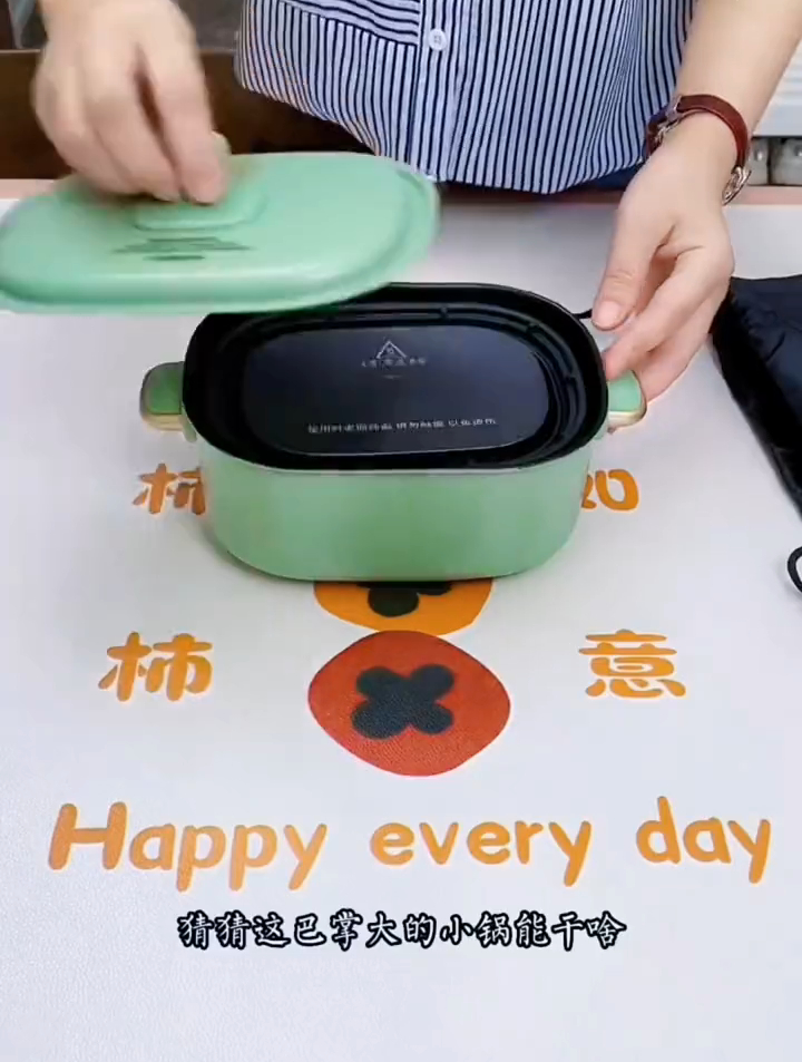 这个便携折叠锅,方便又好用,700W大火力,可以爆炒折叠便携锅
