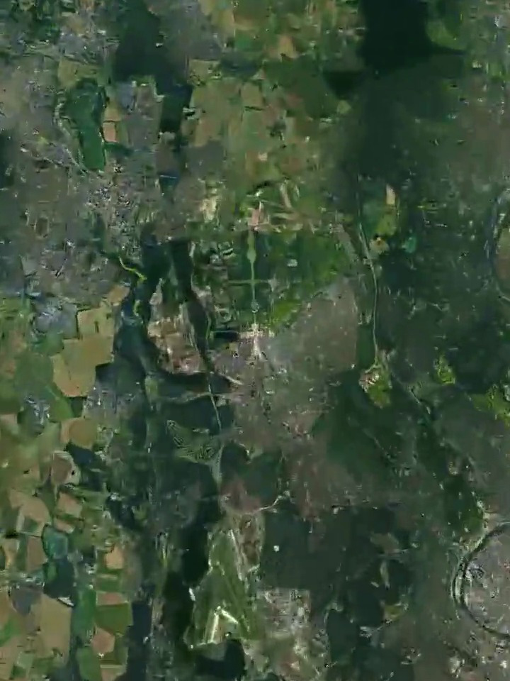 凡尔赛宫从卫星地图上看,居然是一个微笑的小丑头像