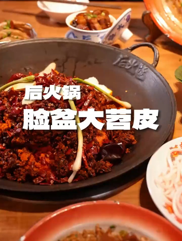 很多明星都打卡过的火锅店,招牌菜居然是肥肠炒饭!