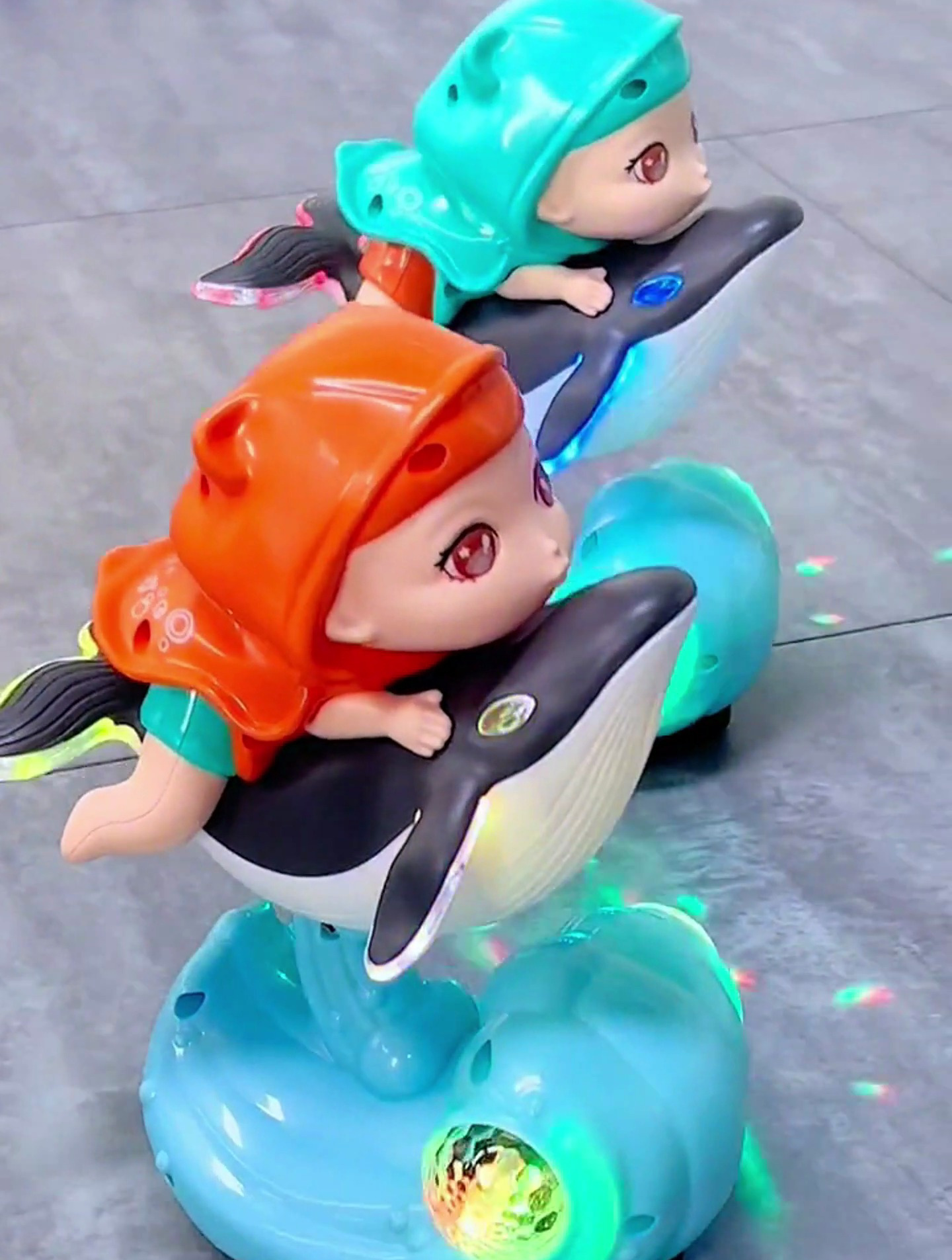 小姨买的卡通摇摆鲸鱼娃娃玩具,和小伙伴一起玩的不亦乐乎