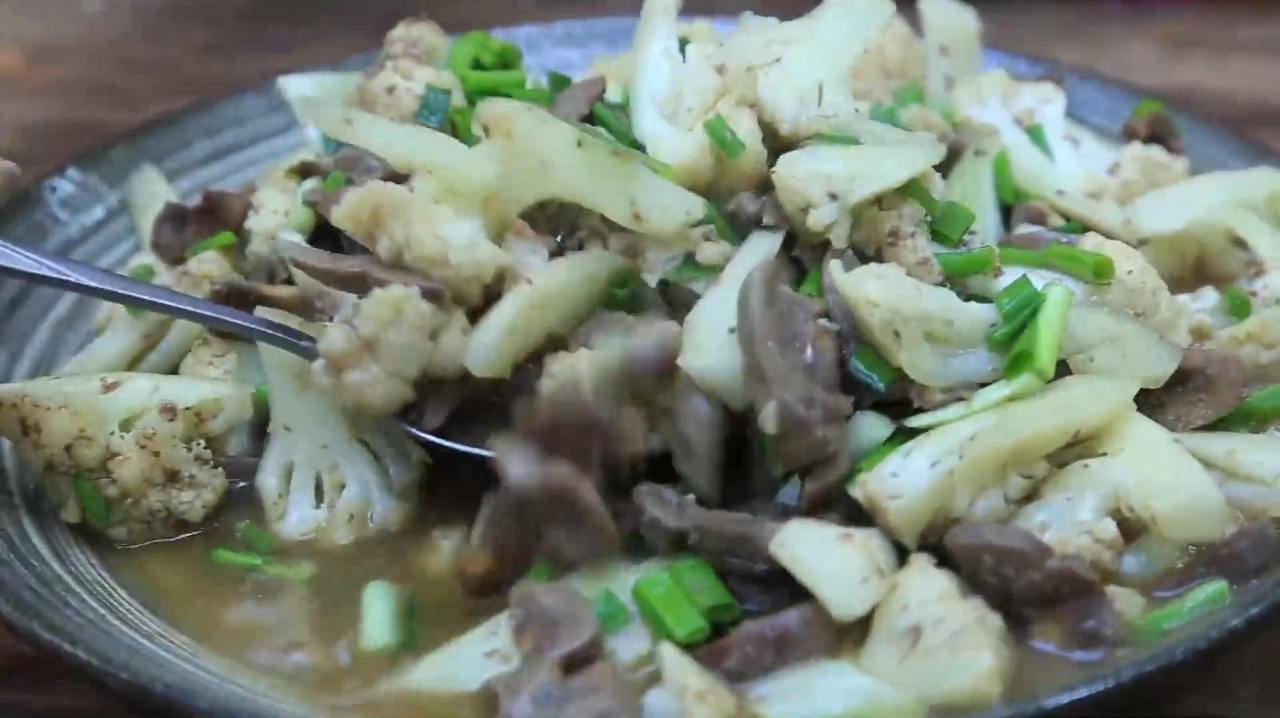 东南亚厨娘烹饪牛肾,烹饪过程特别简单,却能将狗狗吸引过来围观