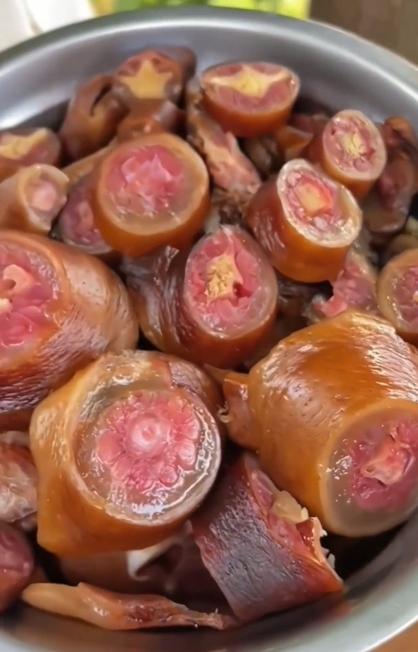 又是一个不曾吃过的特色美味腊猪尾巴,嚼起来肉质紧实Q弹有嚼劲