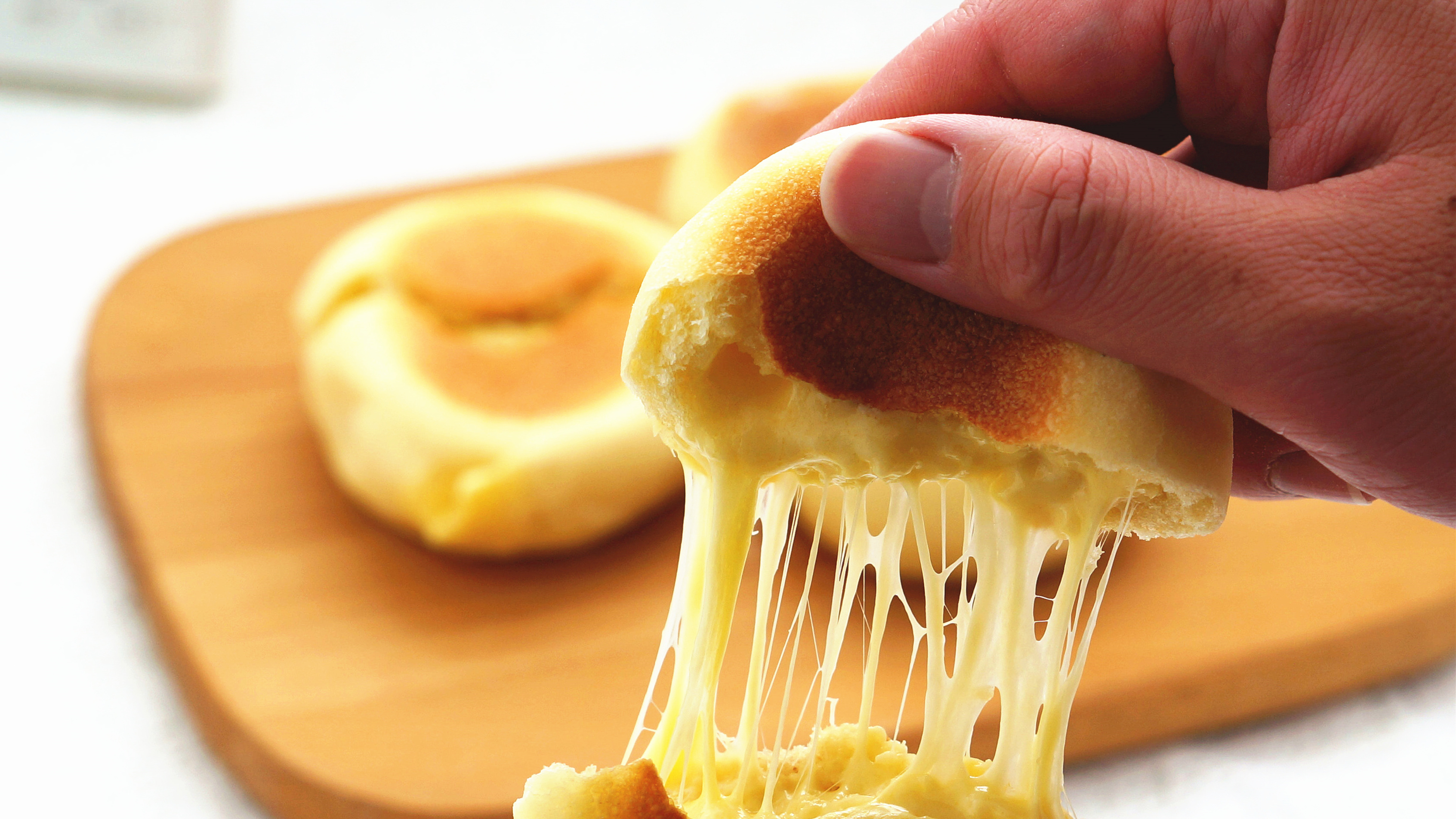 免烤箱的奶酪面包!柔软蓬松又拉丝! #烘焙食谱# #3月绽放计划#   食材: 鸡蛋2个(