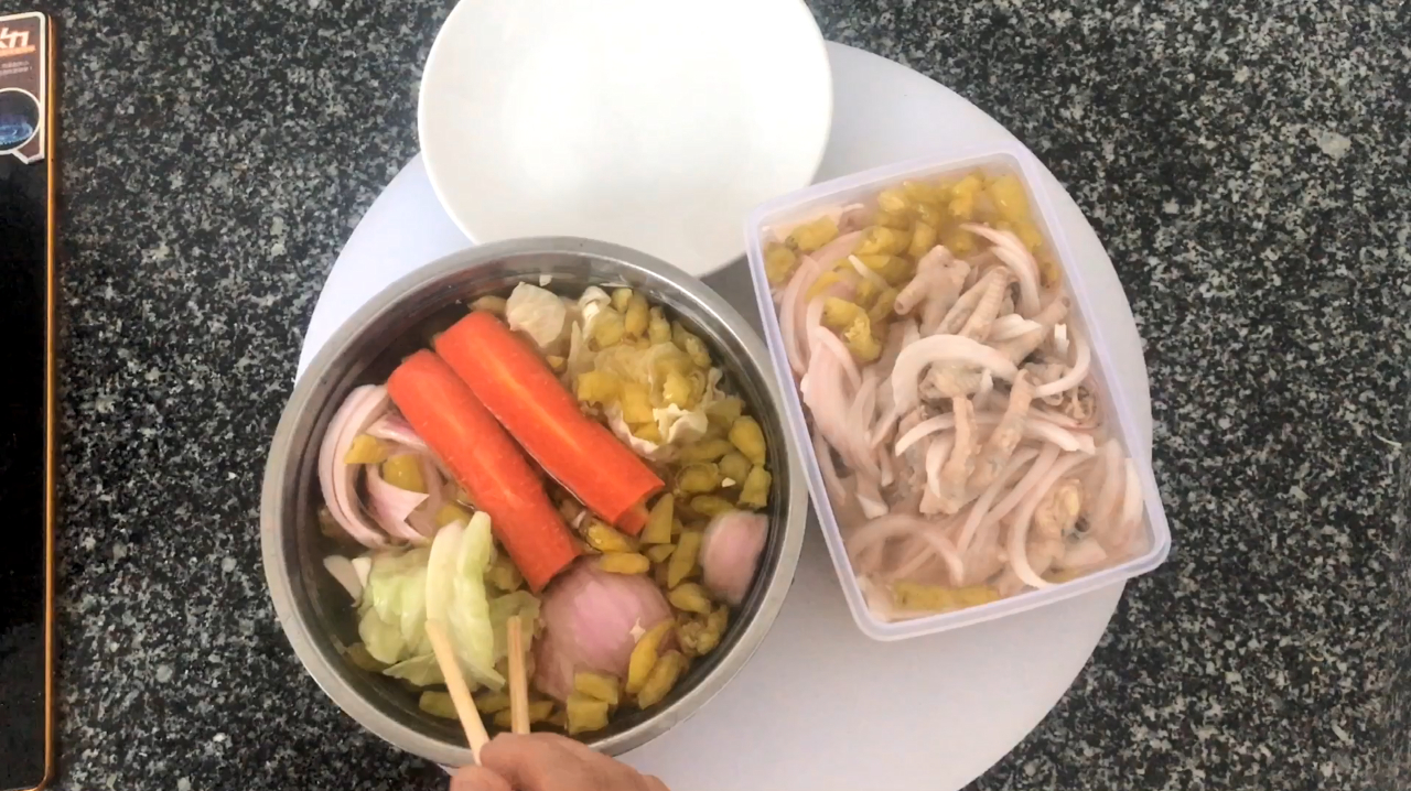 一分钟学会懒人版泡菜和泡椒凤爪的做法