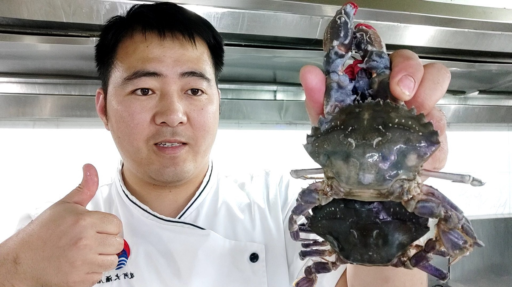四川厨师VS大连厨师制作香辣蟹,大家看看东北版做的咋样