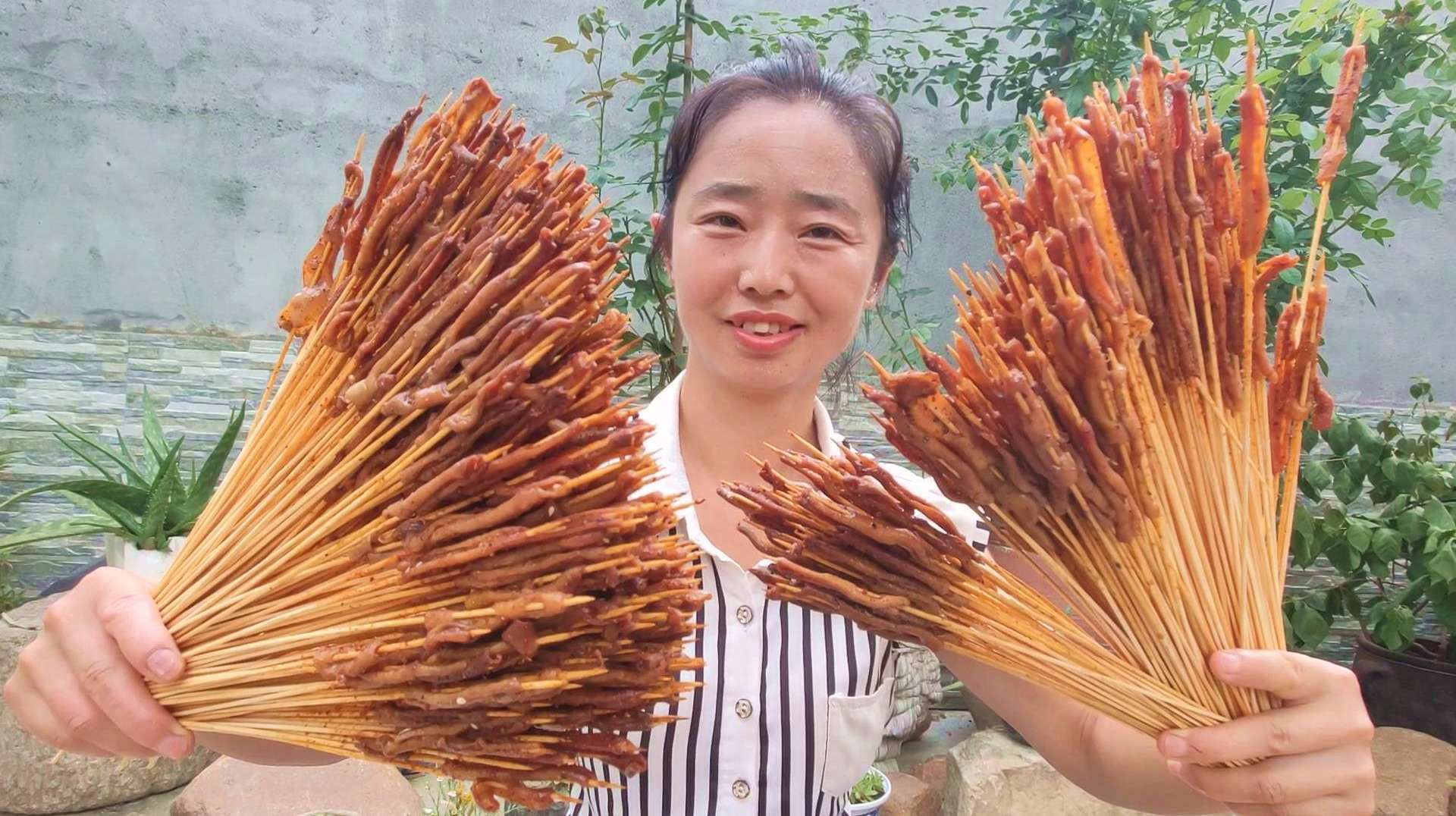 农村媳妇煎串串香,一次800串鸭肠,又香又辣1口1串,吃着真过瘾