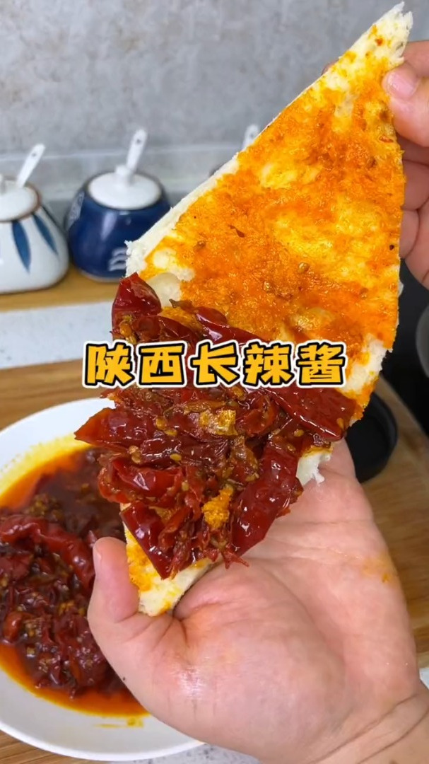 陕西八大怪,辣子夹馍一道菜。今天这个长辣酱夹馍拌面都特别香!