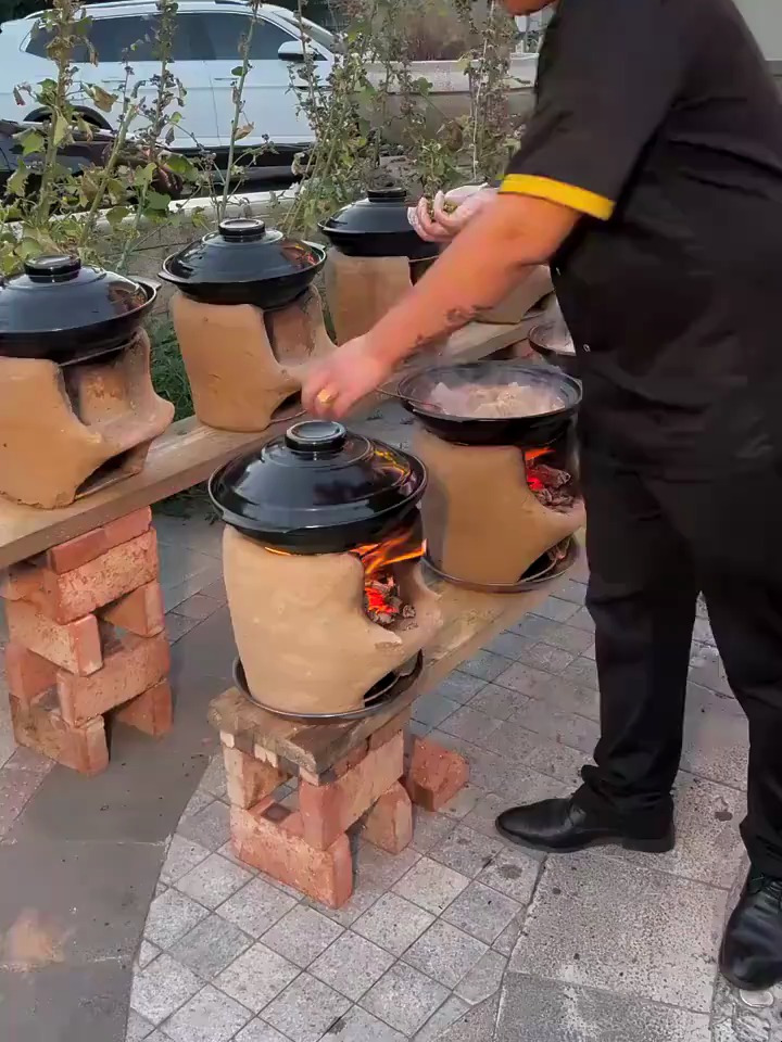 内蒙小叔发来一段视频,看到他炖的一锅肚包肉,这下有口福了!