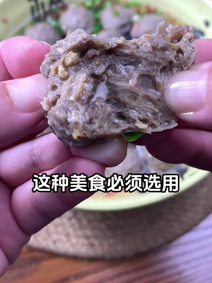 小吃街里的牛肉丸香味不断飘散出来