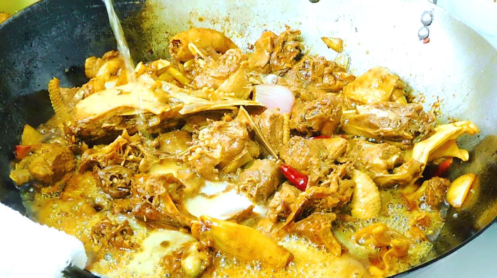 铁锅炖大鹅最好吃做法,加入一瓶啤酒,保证让你吃上一口忘不了