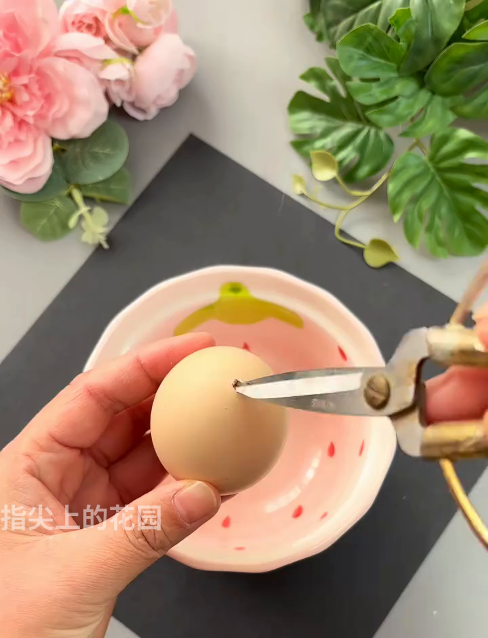 别急着扔鸡蛋壳,用它来做个新年超美手工灯笼!