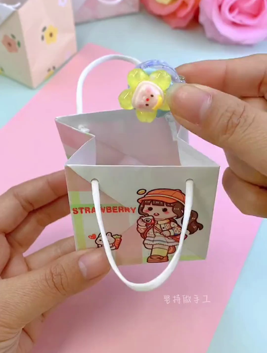 一张纸折可可爱爱的手提袋,装上小礼物就可以送闺蜜了