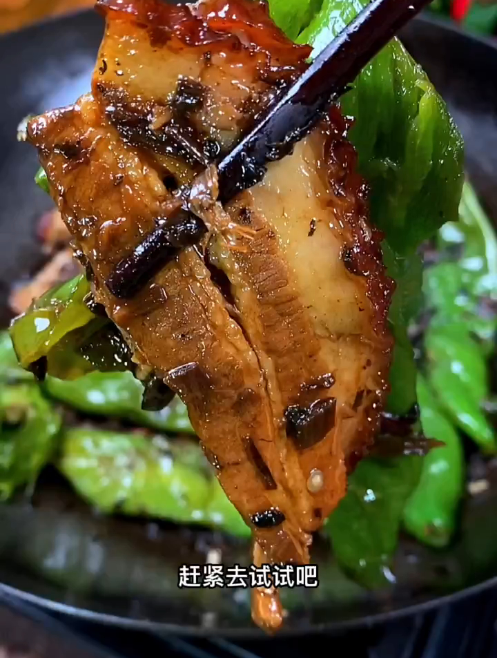 太好吃了擂辣椒扣肉,只要家里有辣椒就能做,下九又下饭