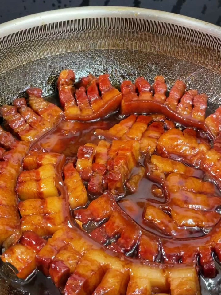 家常美食红烧五花肉,这样做色香味俱全,快学起来吧!