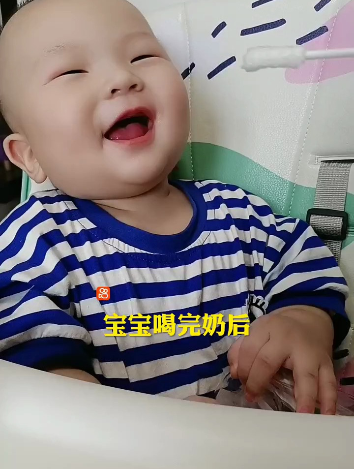 宝宝长时间不清洁口腔容易长鹅口疮,要定期给宝宝做口腔清洁