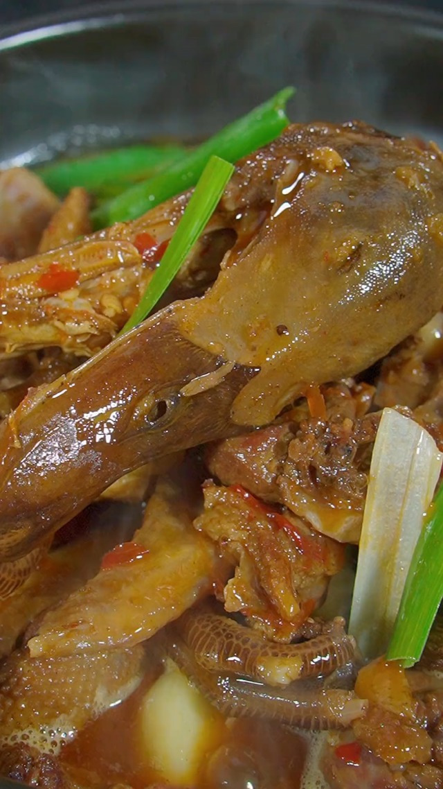湖南钵子菜谷鸭火锅详细做法。你么觉得好吃吗?