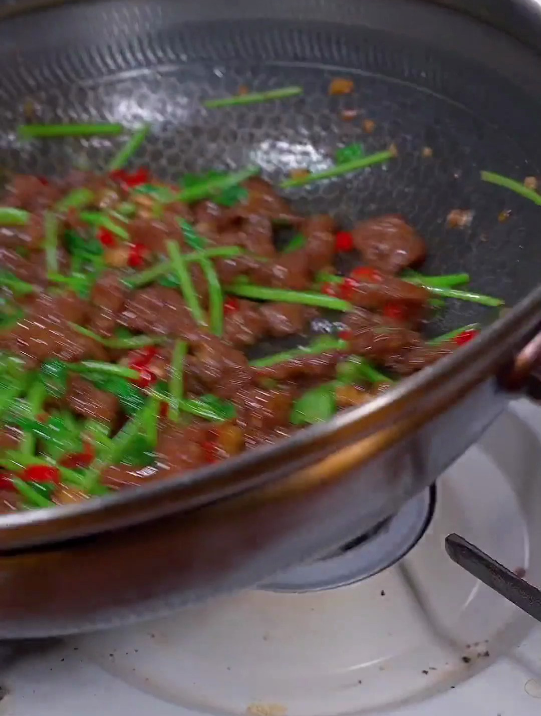 香菜炒牛肉这样做 每次最少都能吃下三碗米饭