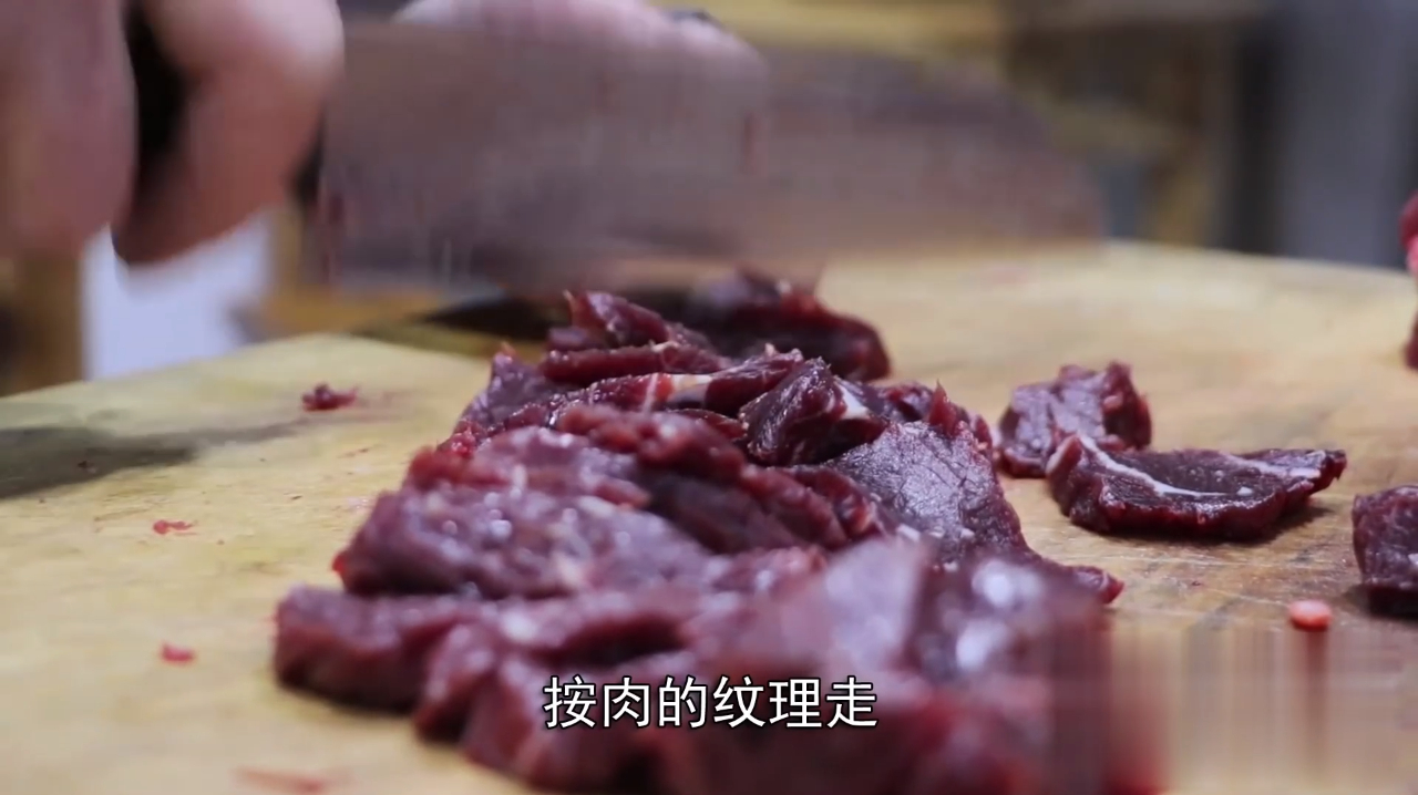 小伙20斤鲜牛肉做蒸肉,一份只卖15元,20年坚持传统工艺不变