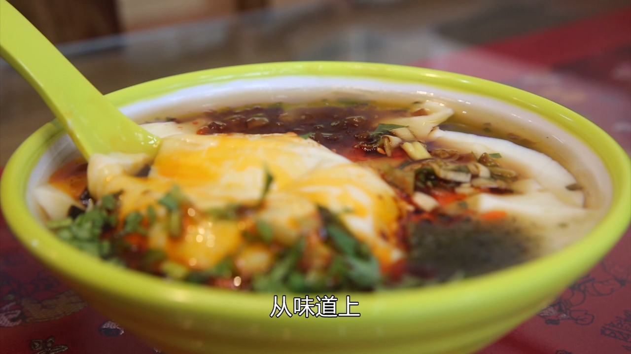 #千城早餐# 美好一天,就从一碗豆腐脑开始。沂水县,地处山东省中南部,是著名的千年古县、革