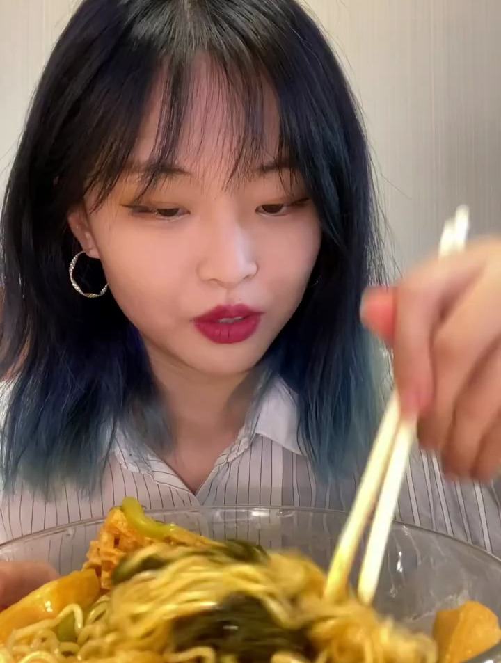 浸在辣汤里的爆辣曹氏鸭脖!超吸汁香迷糊了