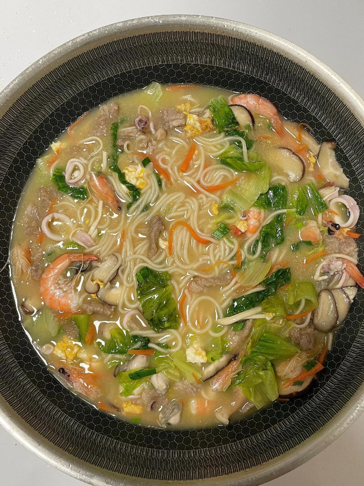 如果你想吃面条了,就像这样做个打卤面吧,简单快速又好吃