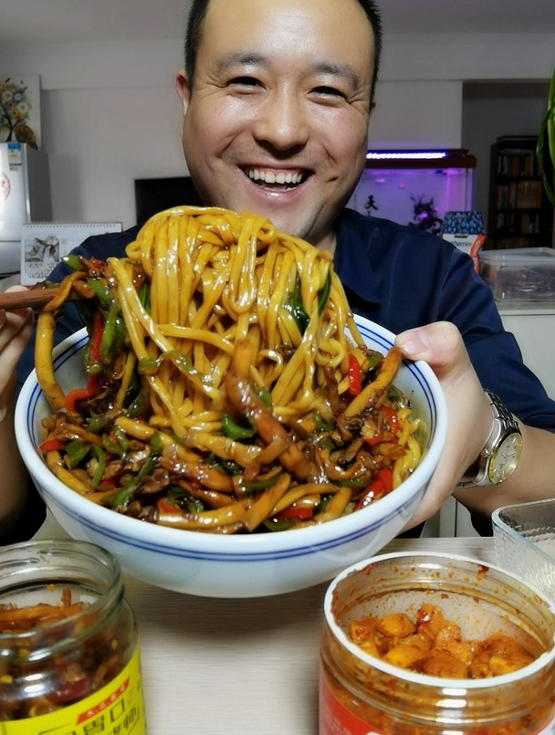 简单美味这样的面条你想吃吗?蟹腿菇炒肉拌面乖乖这个味道太香了