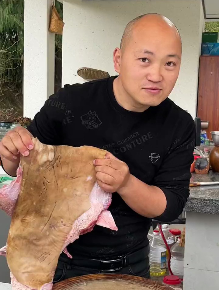 很多朋友不知道带皮牛肉火锅怎么做!