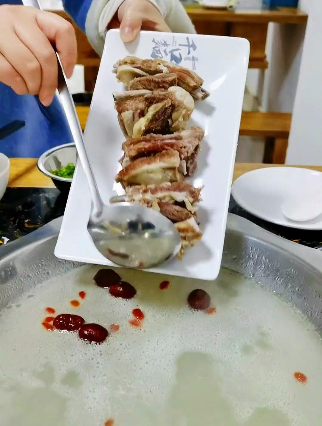 人到中年不得已养身汤锅要整起,来自重庆的盐排骨汤锅