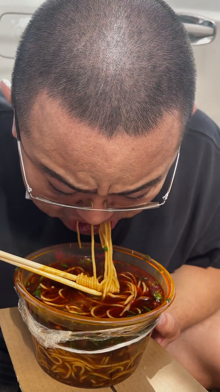 北京大哥为了吃牛肉面,直接在门口蹲着,像是受了什么委屈一样