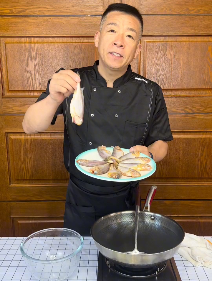 每日美食分享 鲜嫩香辣,剁椒大头宝鱼 拌面条绝了!