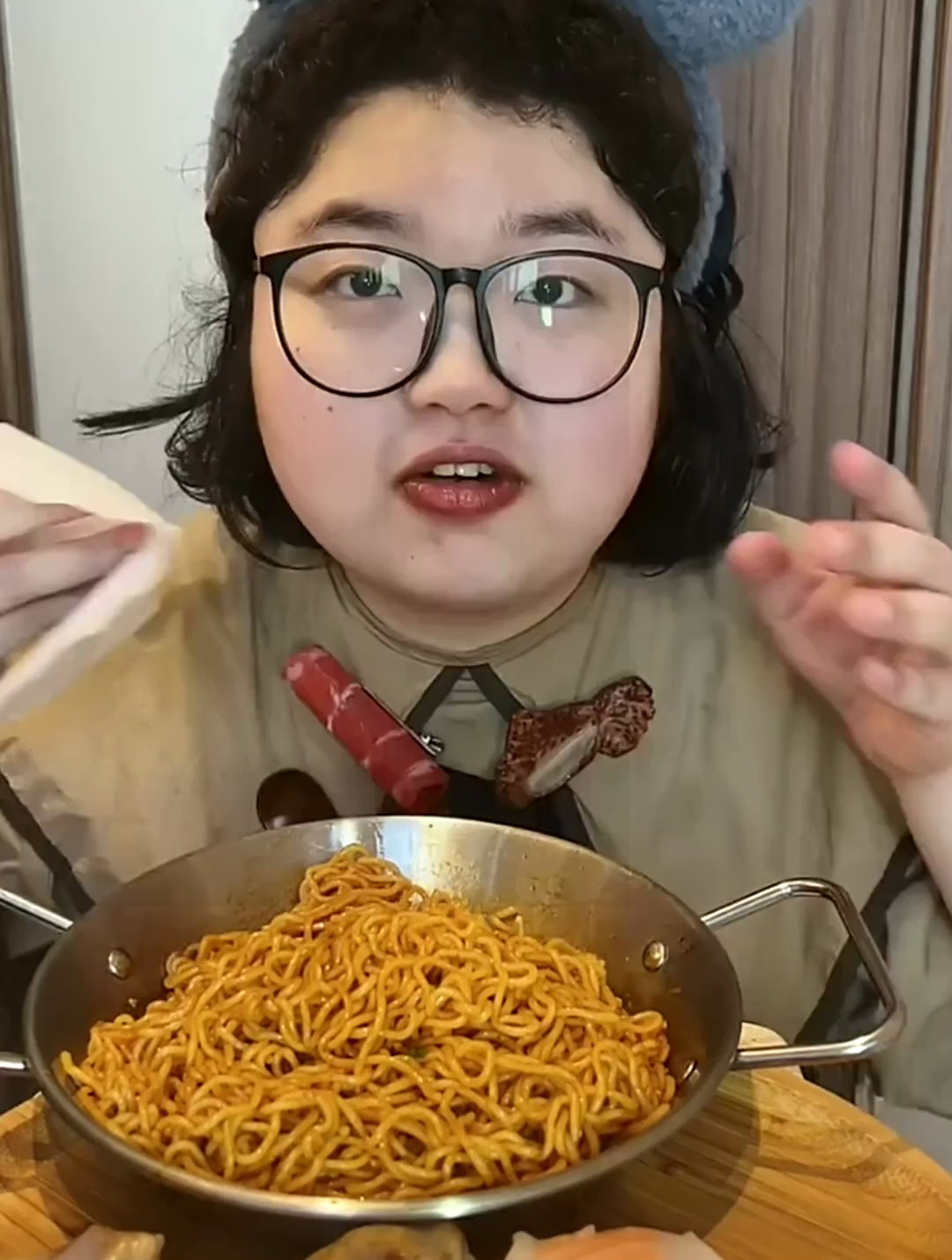 臭豆腐火鸡面,三文鱼锅包肉章鱼小丸子,今天来个高热量的