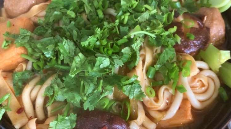 家常砂锅土豆粉,在家2分钟搞定,麻辣鲜香吃着太过瘾