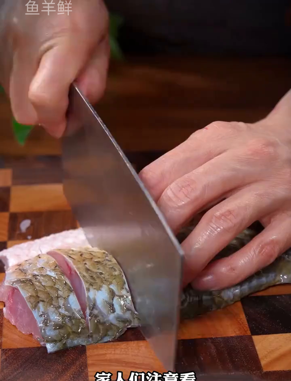 用砂锅炖番茄鱼块,鱼肉滑嫩,汤浓味美,酸甜可口,超开胃!