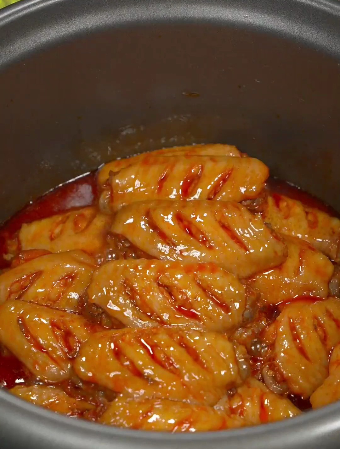 孩子想吃奥尔良鸡翅,咱们自己在家用电饭煲就能做,好吃又方便