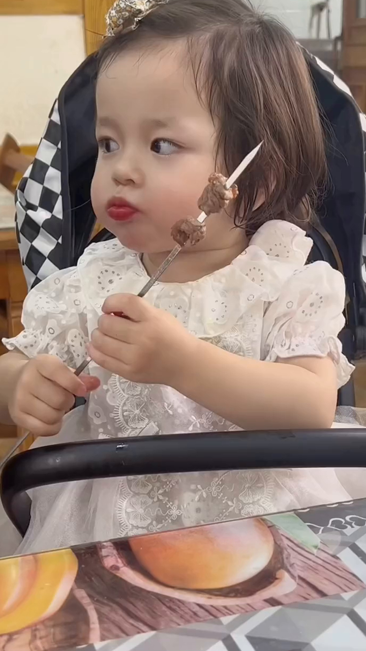 看看小家伙炫羊肉串真的可爱!