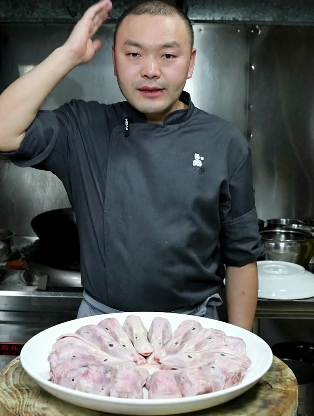 江湖菜夜宵大排档的必点菜 香辣鸭头,今天把详细做法分享给大家