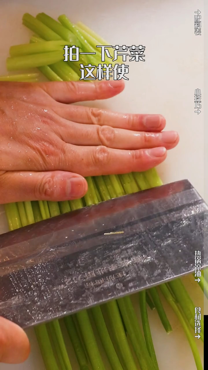 大家心目中的下饭菜应该是什么样的呢?芹菜和五花肉拌在米饭上,真的是百吃不厌!