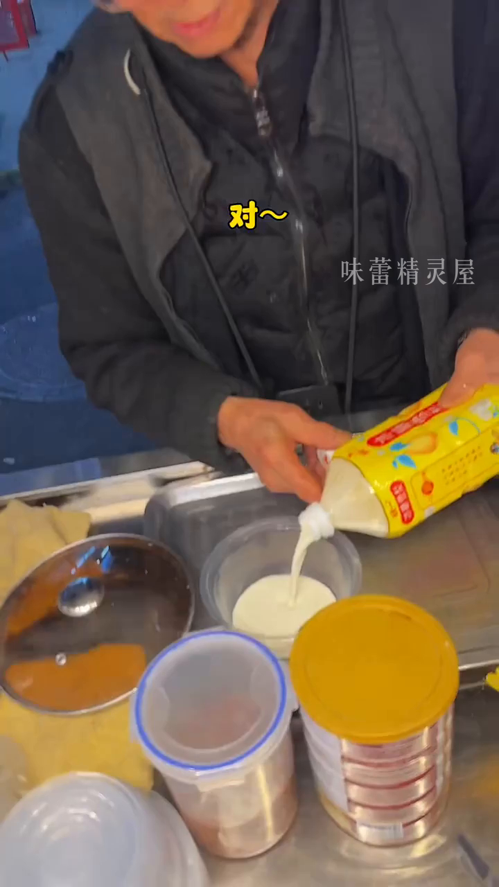 深夜偶遇街边年近80岁爷爷莲子羹,为给孩子减轻负担,自食其力一人每天坚持摆摊到深夜