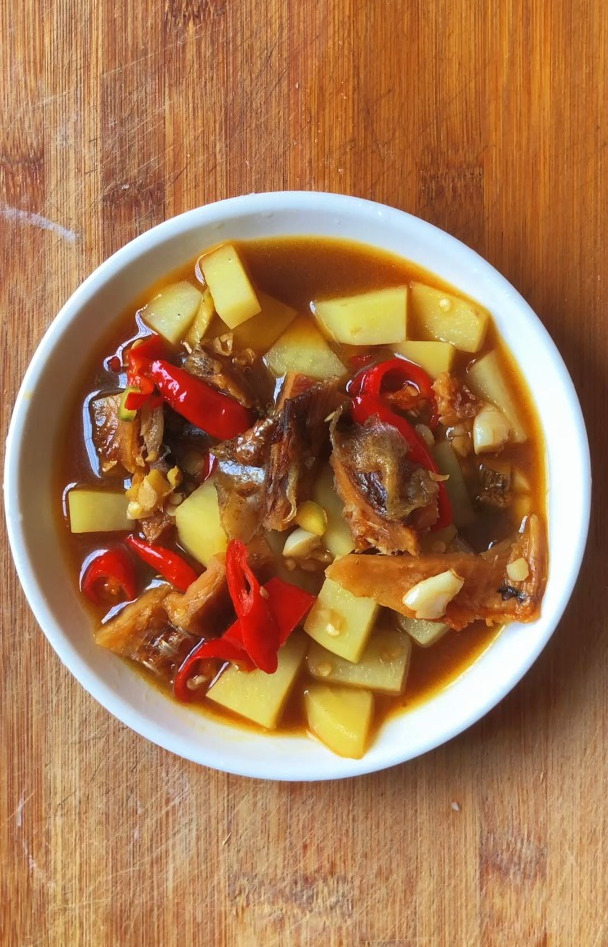 土豆怎么做才好吃又简单,分享一道土豆炖咸鱼