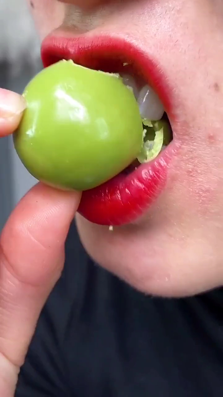 美食推荐官:草莓夹心巧克力 草莓和巧克力的完美结合