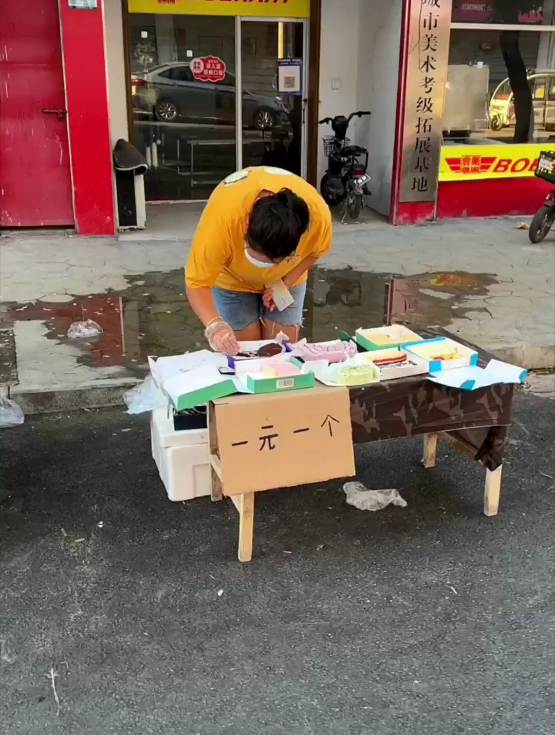 街边一元一块的慕斯蛋糕,主要卖给学生,你会让孩子吃吗?