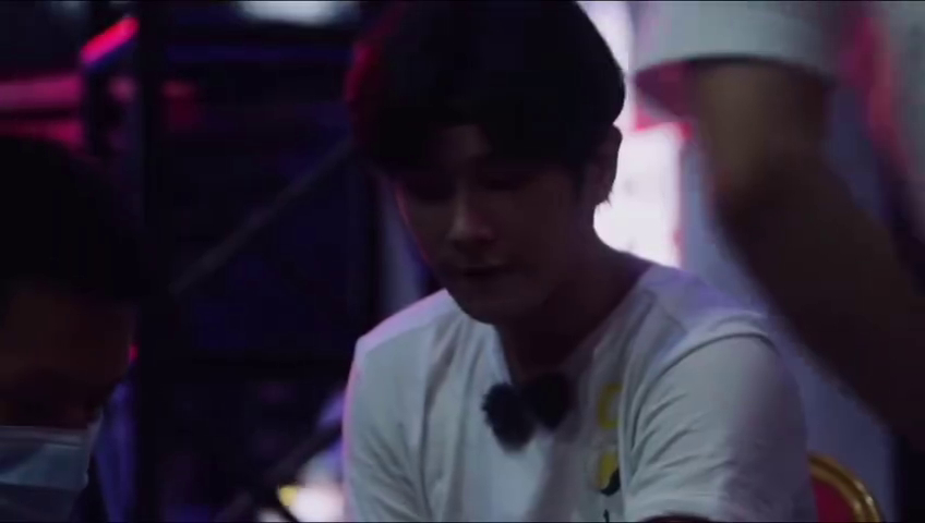 超级企鹅联盟,李汶翰挑战李晨篮球时不小心崴脚了,看起来好疼啊