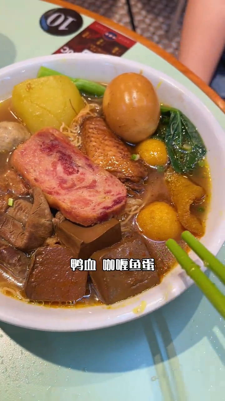 足足十种浇头的车仔面,外加比脸还大的炸鸡