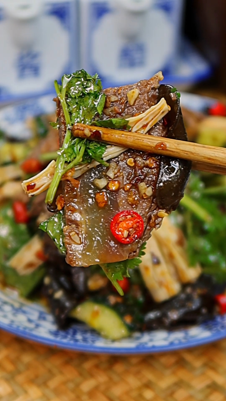 天气越来越热,做一个下酒又下饭的小凉菜,爽口又解腻!