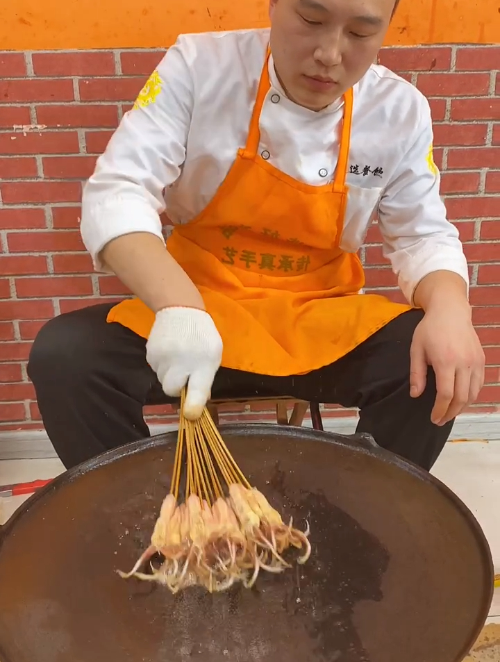 小串烤鸭舌看过着火的牛肉吗?见过着火的鸭舌吗?